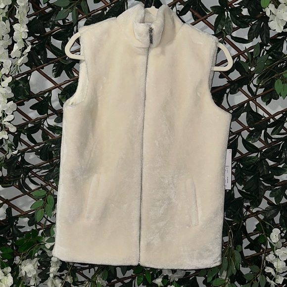 Liz Claiborne Jackets & Blazers - Liz Claiborne Cream Fleece Vest